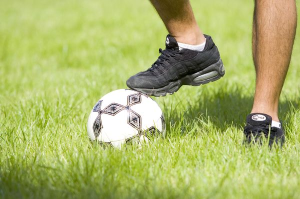 青春活力图片-运动图 足球 草地 踢球,运动,青春