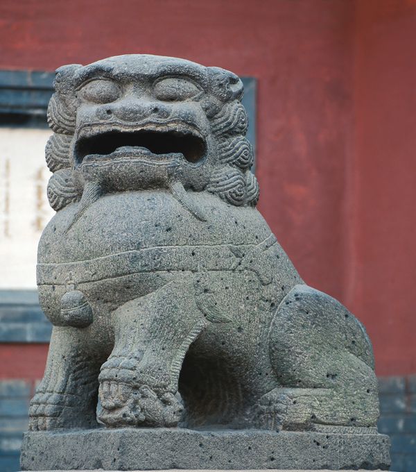 狮艺图片-纹饰雕塑图 石头 石像 屹立,纹饰雕塑