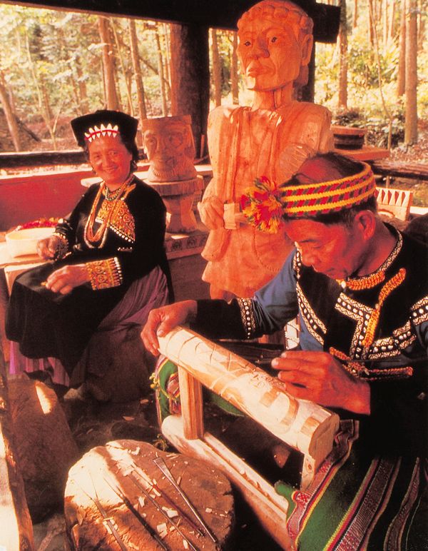 文化村中的土著部落人雕刻的木刻 老头 制做 雕